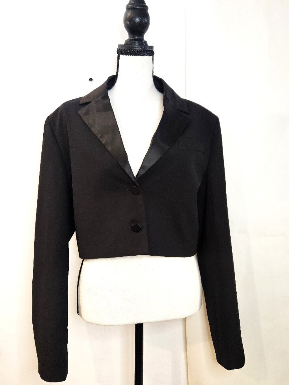 Black Cropped Bolero (Tuxedo) Boxy Silhouette SZ 8 Jacket Satin Finish Lapels